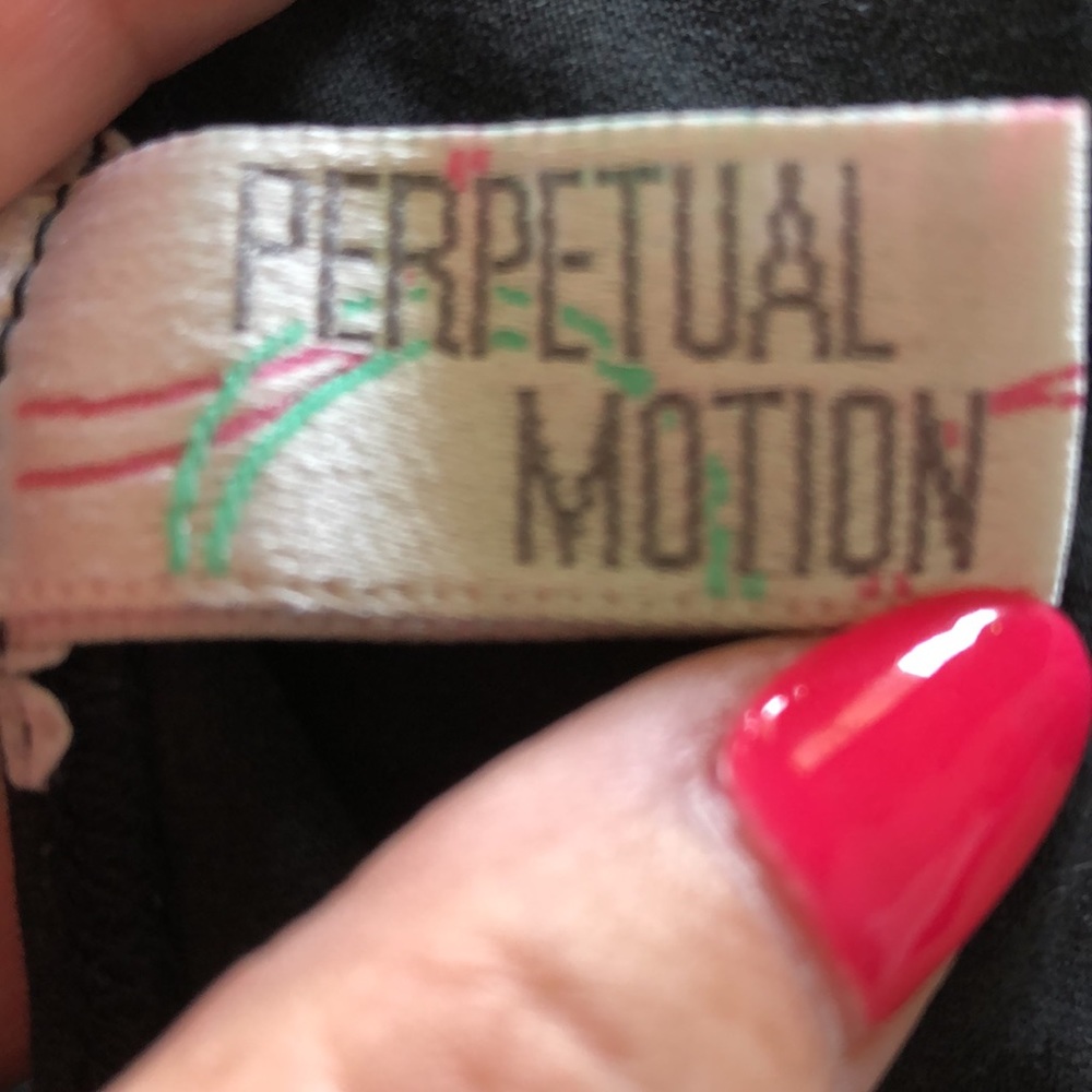 Perpetual Motion Scoop Neck Crop Top Black - Picture 3 of 3